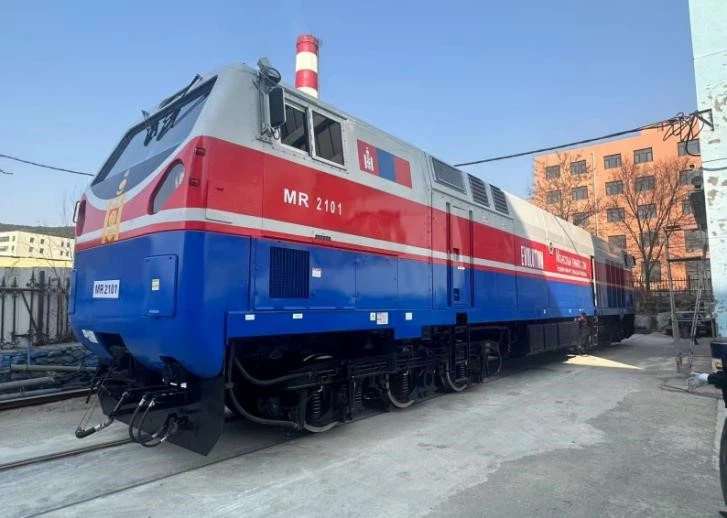 Как обслуживать пневматическую тормозную систему ремонтного локомотива?